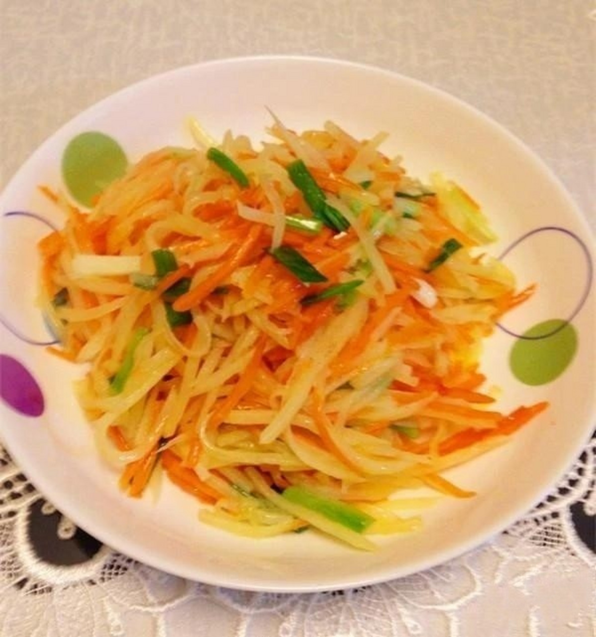 把土豆刮皮,清洗干净,用工具擦成丝,胡萝卜也洗干净,擦成丝 2.