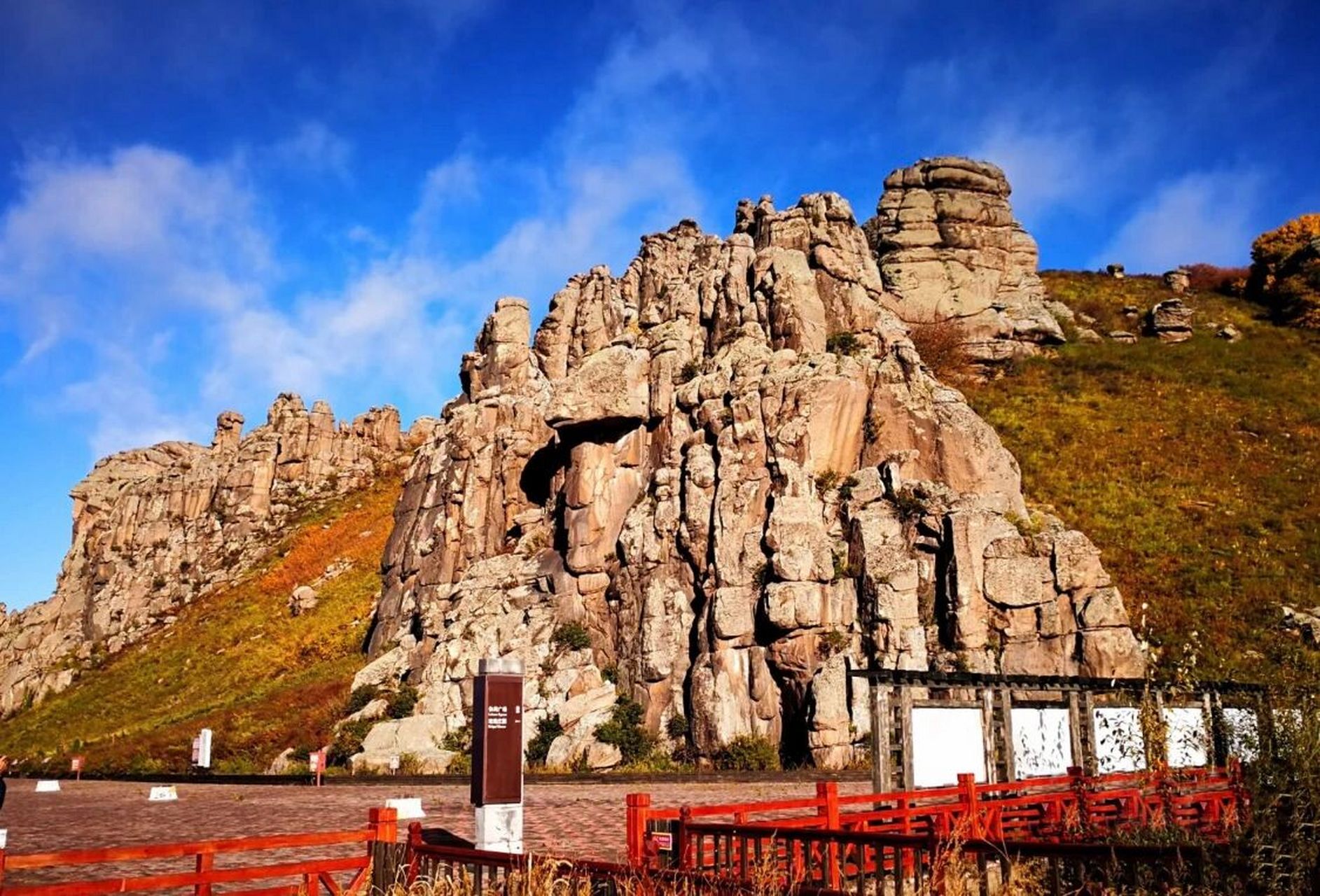 阿尔山市区北25公里处,是一处由10余座石峰组成的山石景区——玫瑰峰