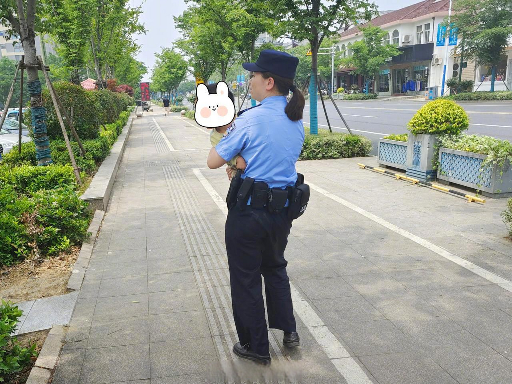 最美背影#【横林:热心市民街头"捡"到走失萌娃 民警暖心接力助其平安