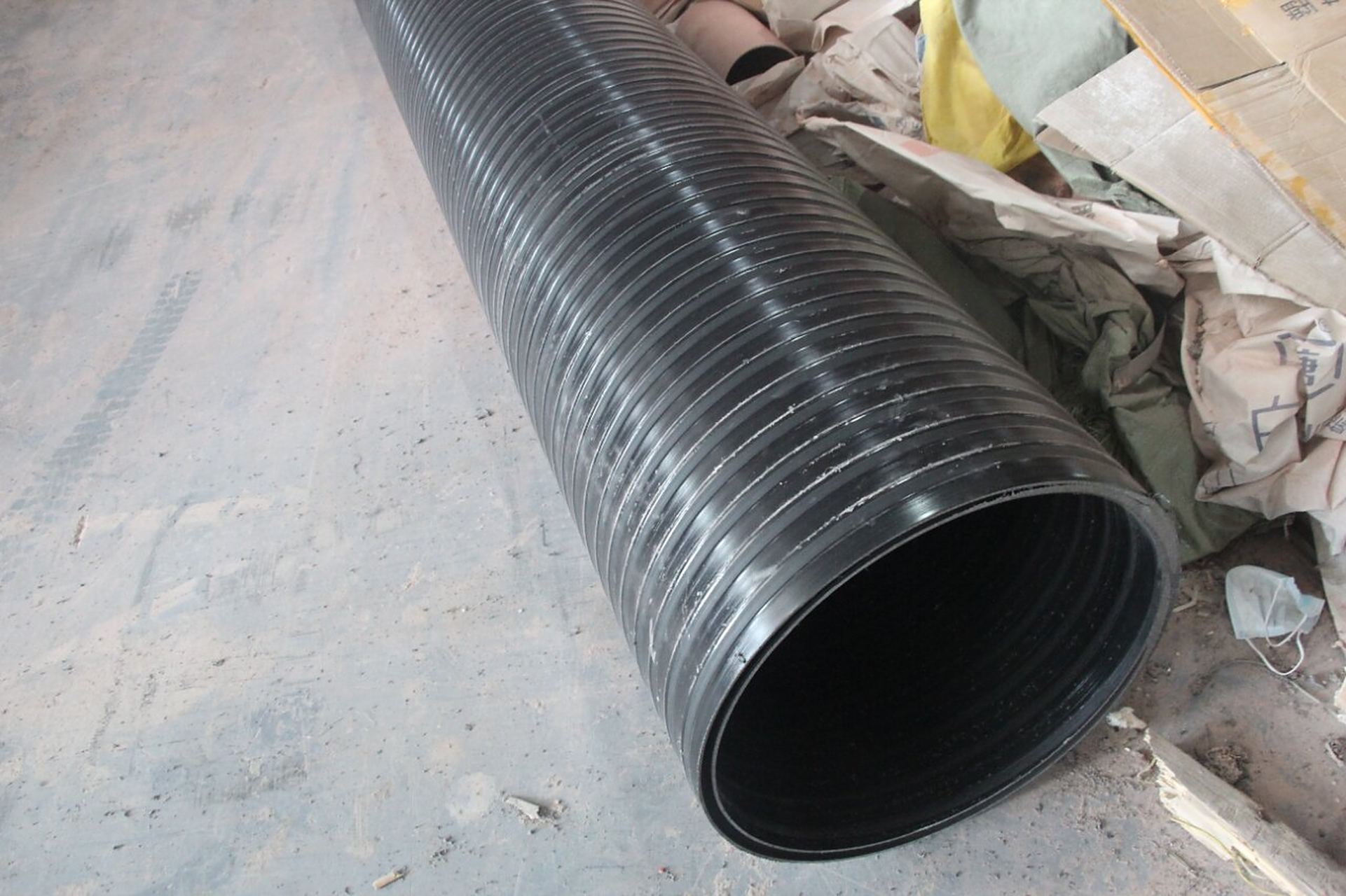 hdpe中空壁塑钢缠绕管产品特点 1,以高密度聚乙烯做基材,内衬高强度