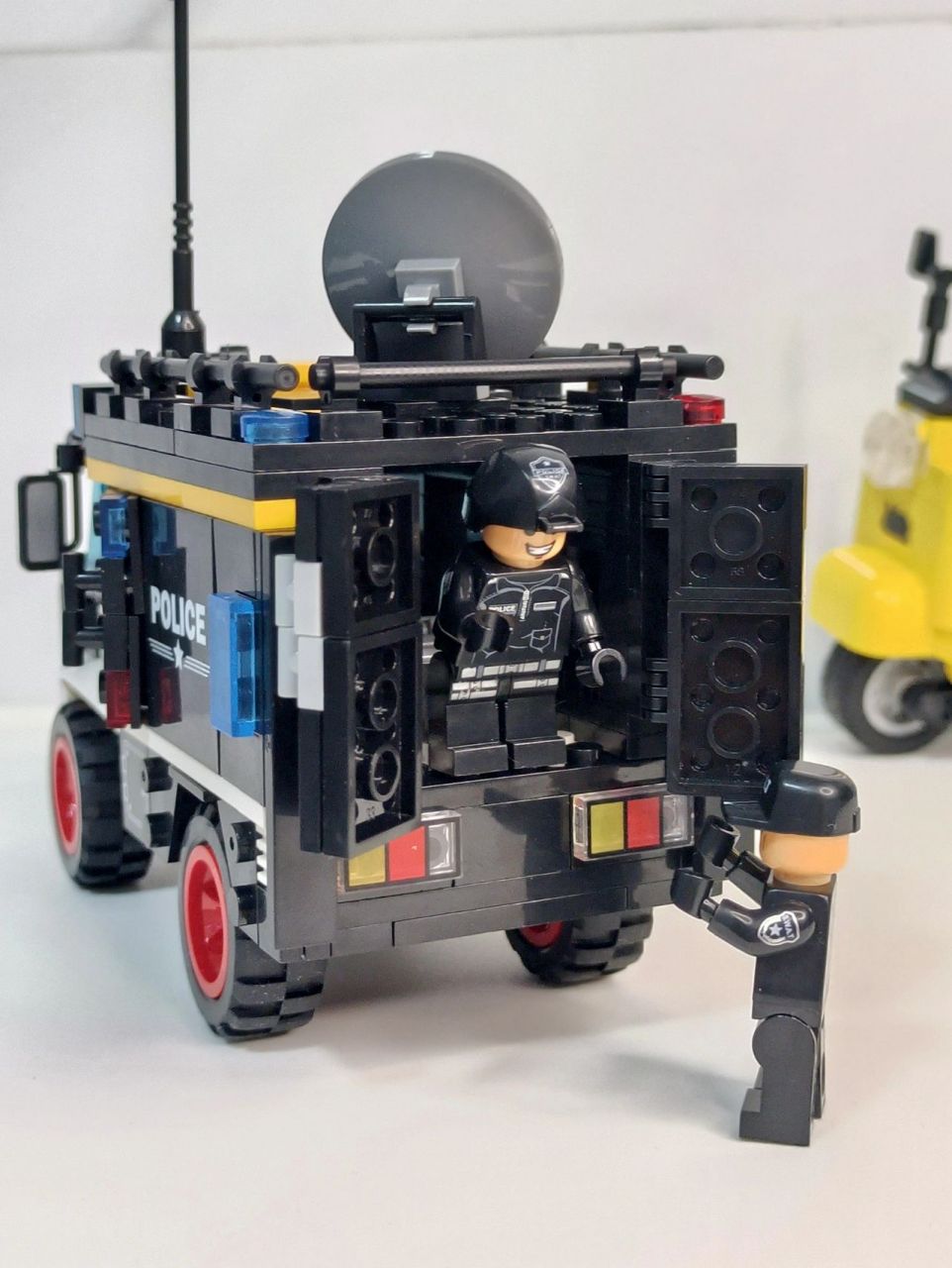 一辆装甲车,两个人仔,这款特警积木太帅了 虽然颗粒数不过500,但是