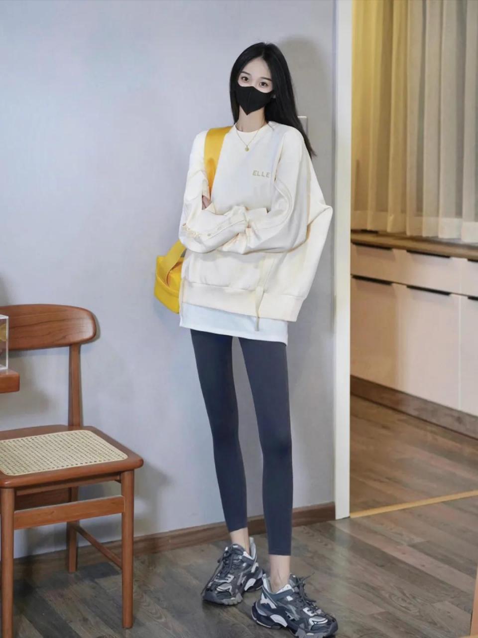 长款的卫衣和瑜伽裤的组合搭配,简单日常,随性利落又大气,可以轻松穿