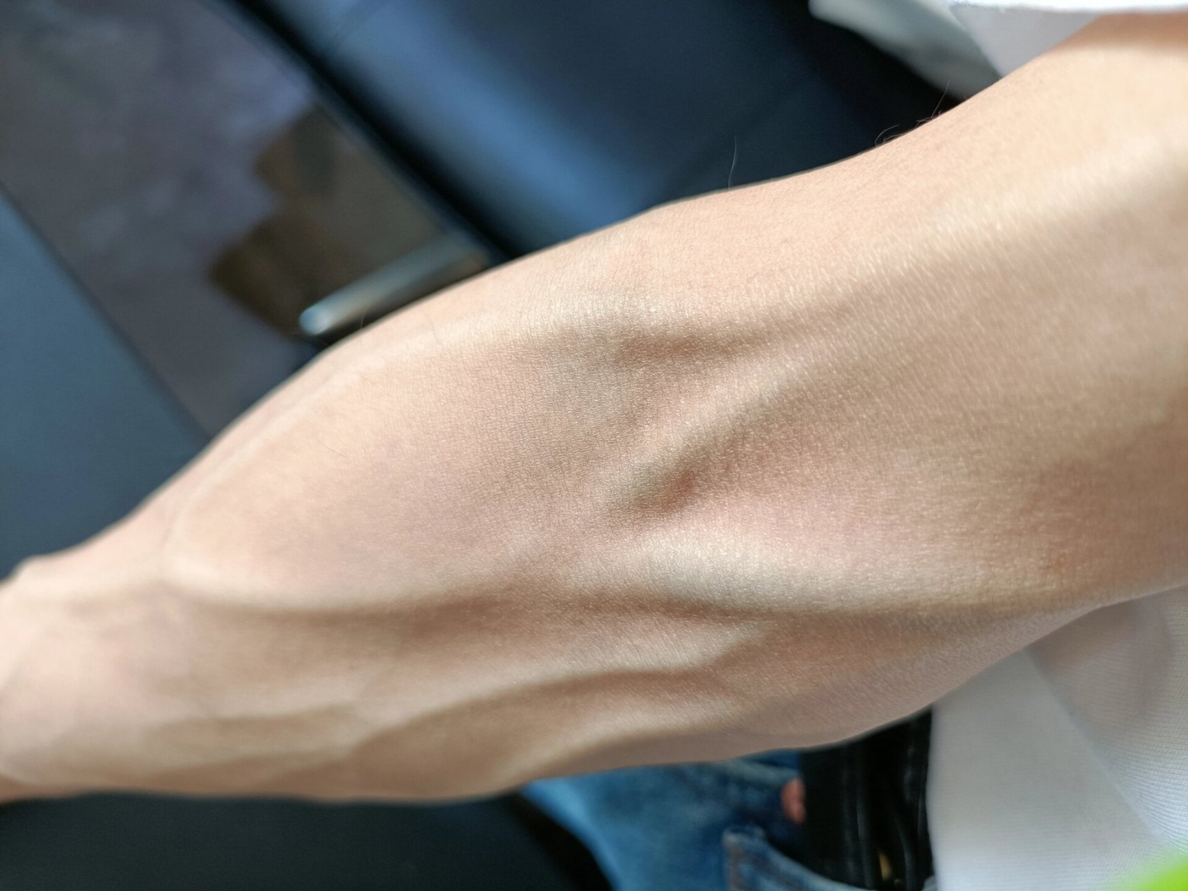 女生的青筋手臂 就是说这个胳膊越发狰狞了 老妈——别人女孩子的手都