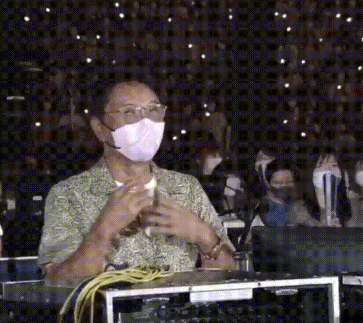 李秀满比心方式 四处翻找