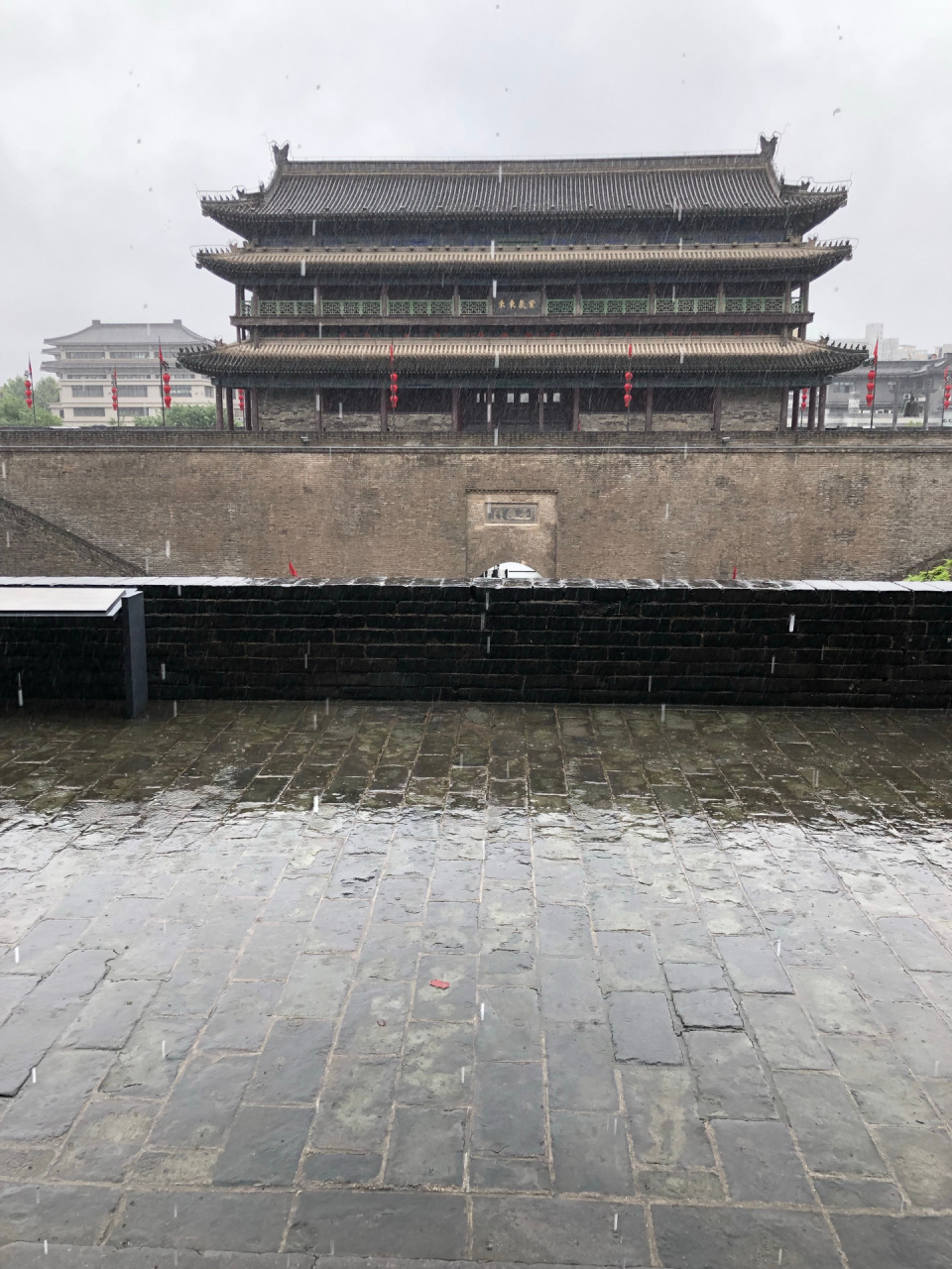 西安城墙——长乐门 趁大雨前往李自成攻破西安的长乐门.