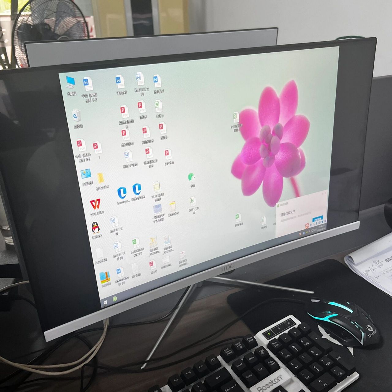 电脑显示屏有黑边,系统比例是正常的 这个怎么解决啊!