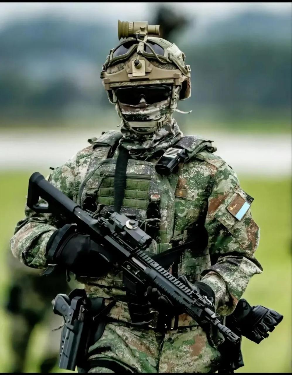 与现实中的解放军特种兵是不是很神似,却更为霸气侧漏!