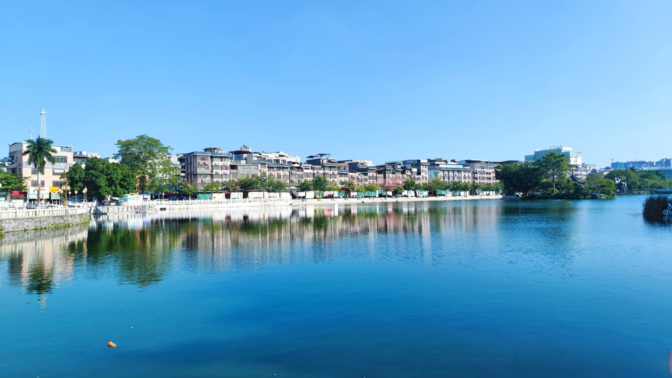 河源鳄湖公园,这里风光秀丽,景色优美,湖水清澈见底,不会想在河源的老