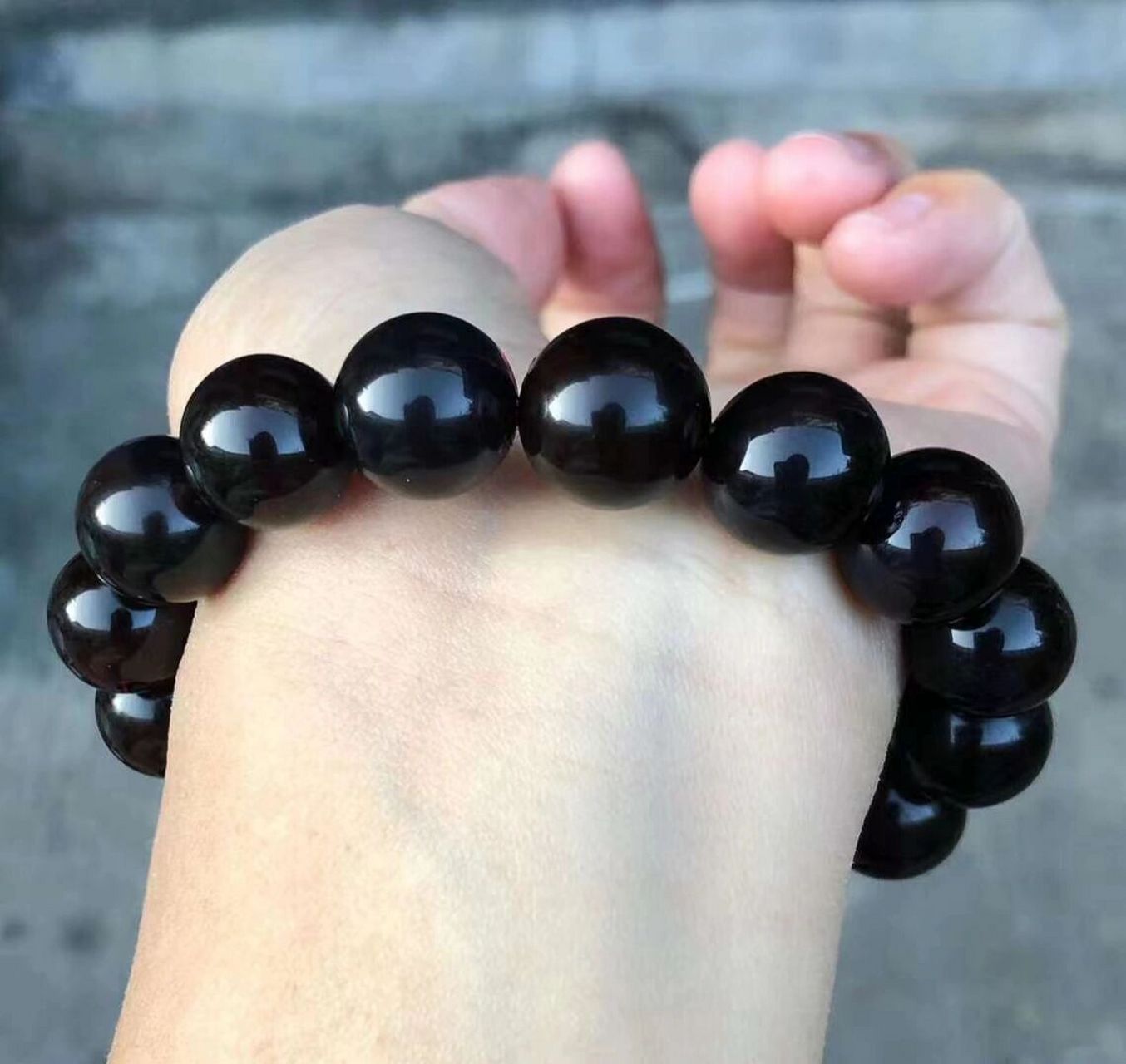 黑黝黝的缅甸翳珀手串 一条翳珀手串,无裂冰品质很好,颜色特美,上手