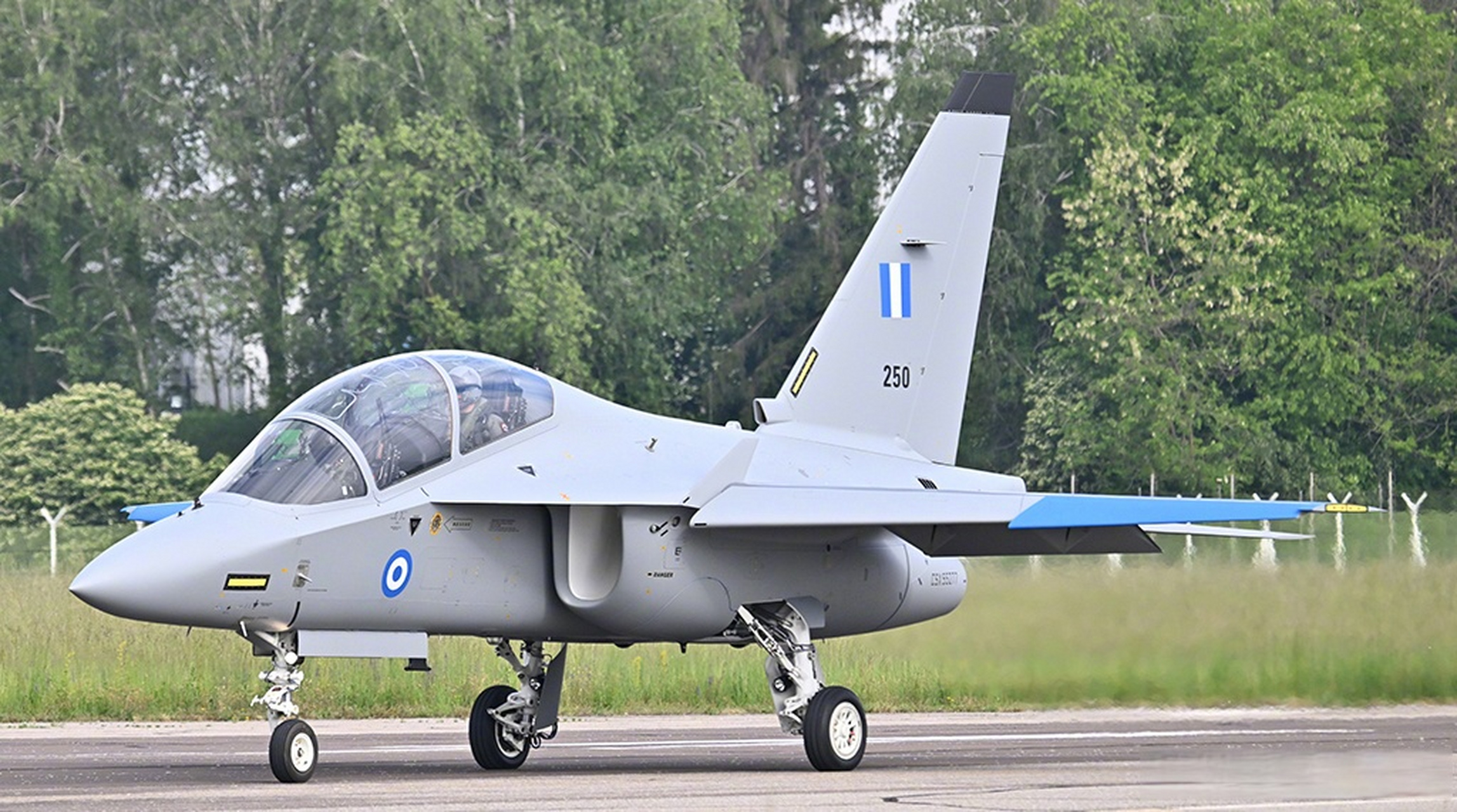 希腊空军采购的意大利m346教练机,已于近日飞抵希腊卡拉马塔空军基地