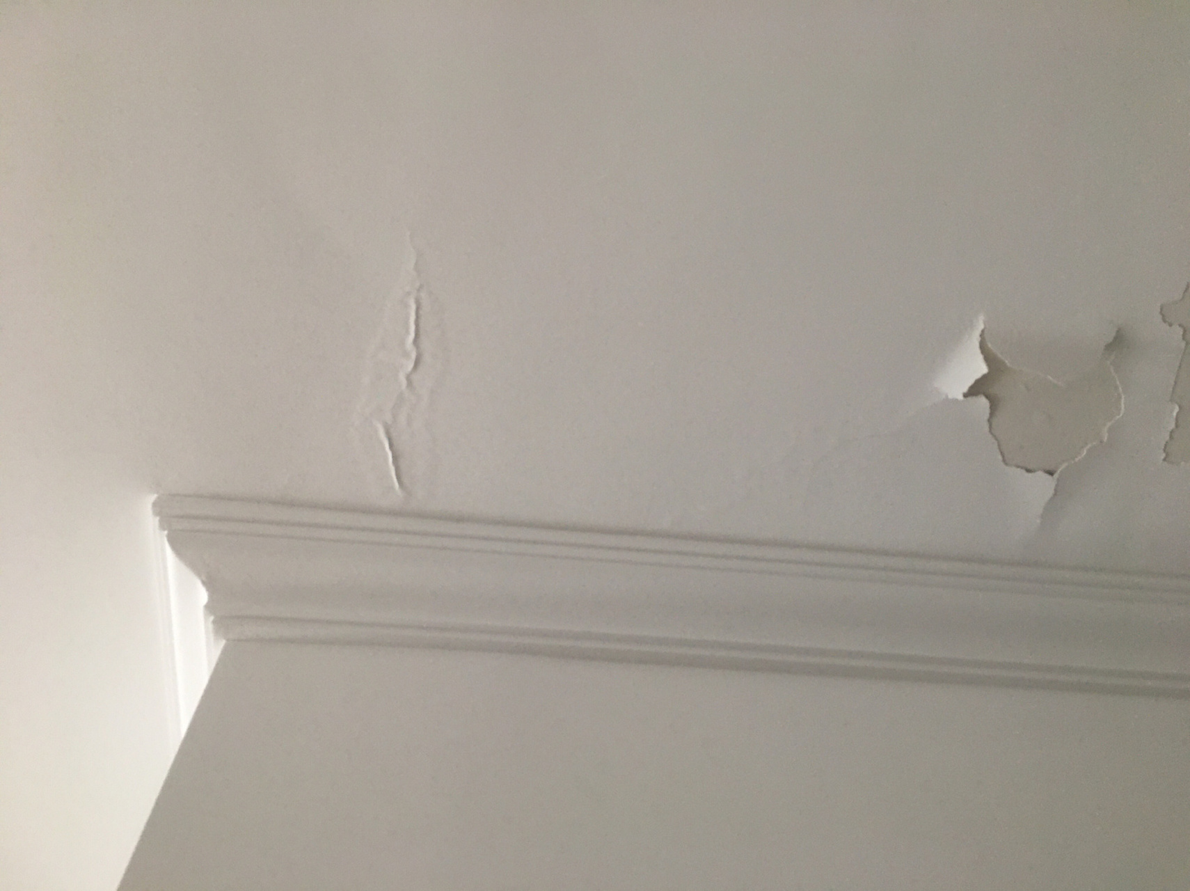 墙面掉漆掉皮怎么回事 今天遇到一位业主咨询,顶面掉墙面皮的问题.