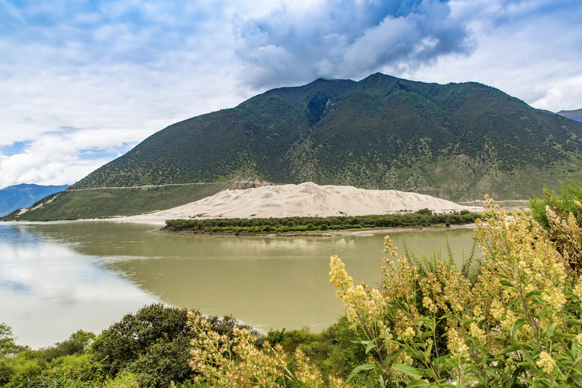 西藏雅尼湿地公园 这里的湿地公园有着得天独厚的环境,处处是美景