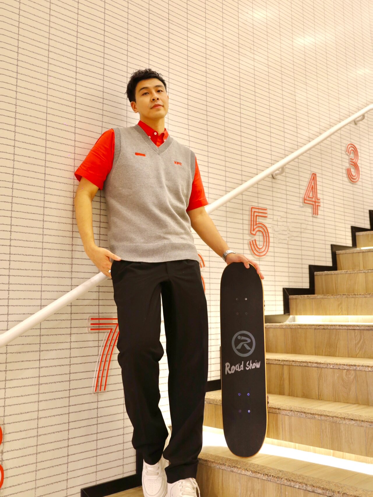 火速来上一天班 当一天肯家子弟～ 	 · #goodb肯德基制服白敬亭灰