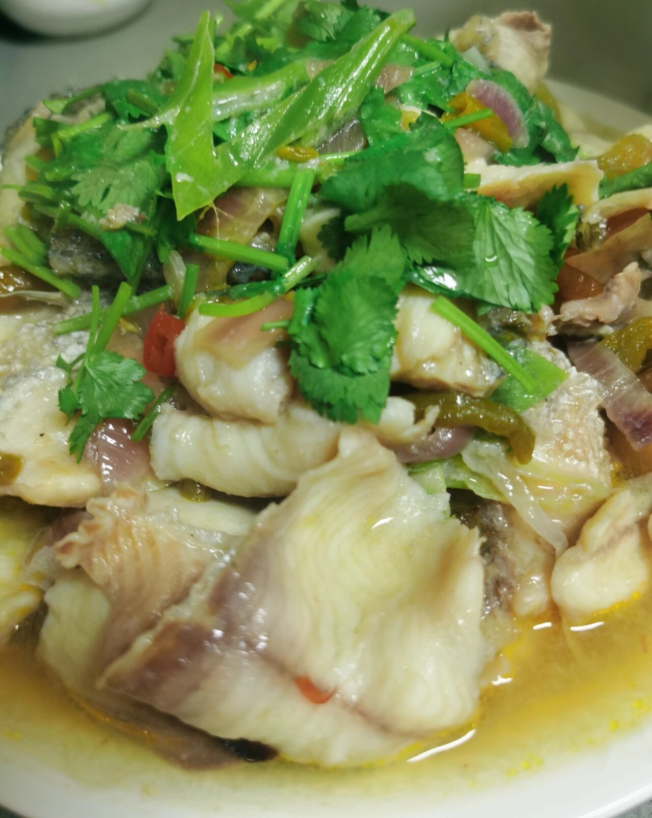 酸菜乌鱼片 1.乌鱼用清水加淀粉洗净沥干水分; 2.