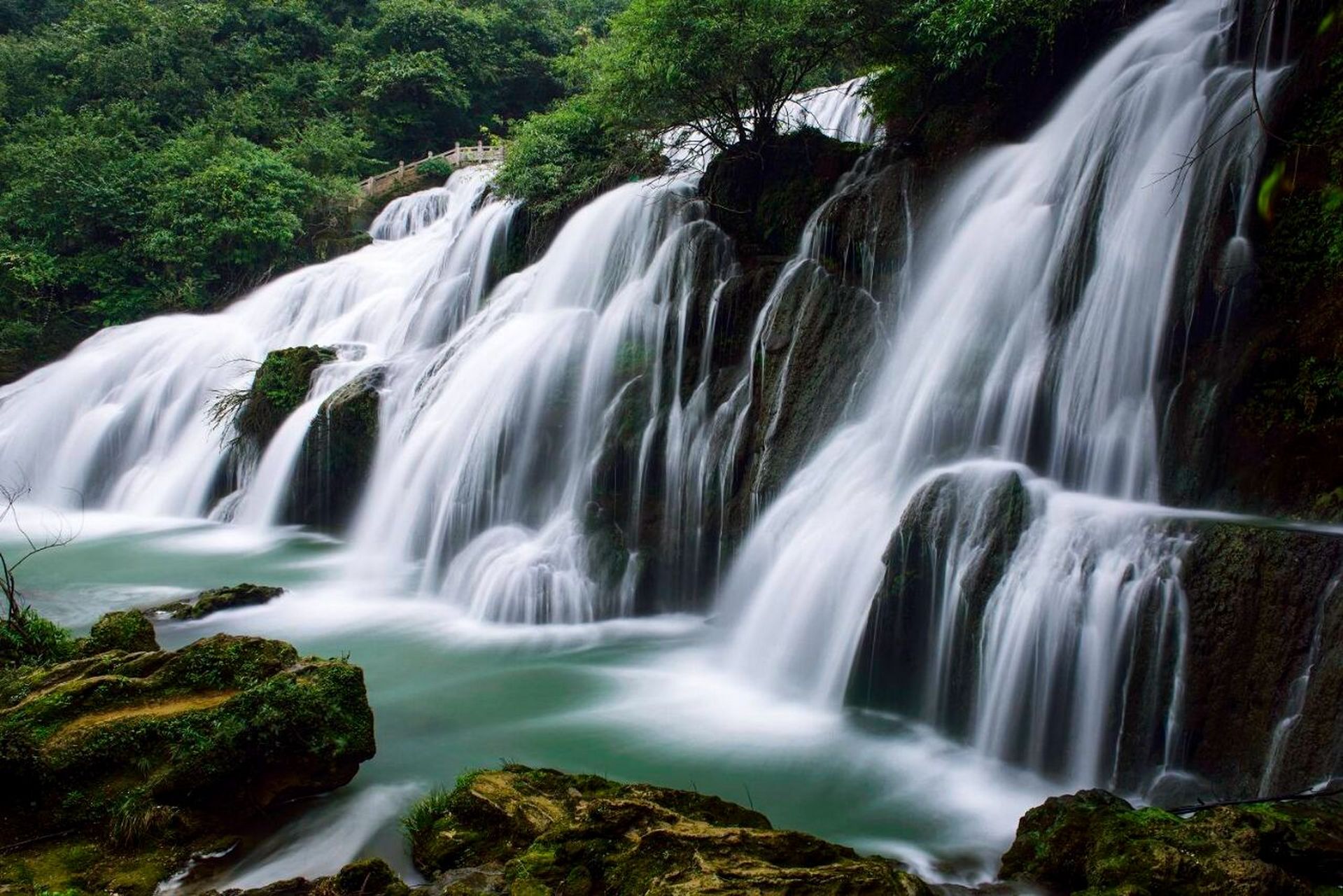 来贵阳旅游必去之地 季节:四季皆可首次来贵州省必去之地之天河潭风景