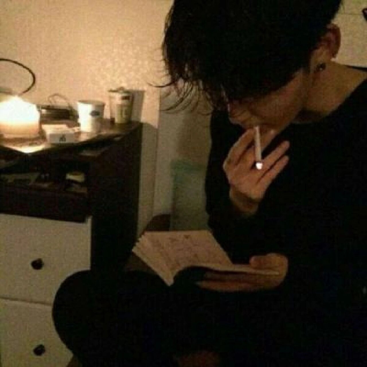 霸气抽烟男生头像