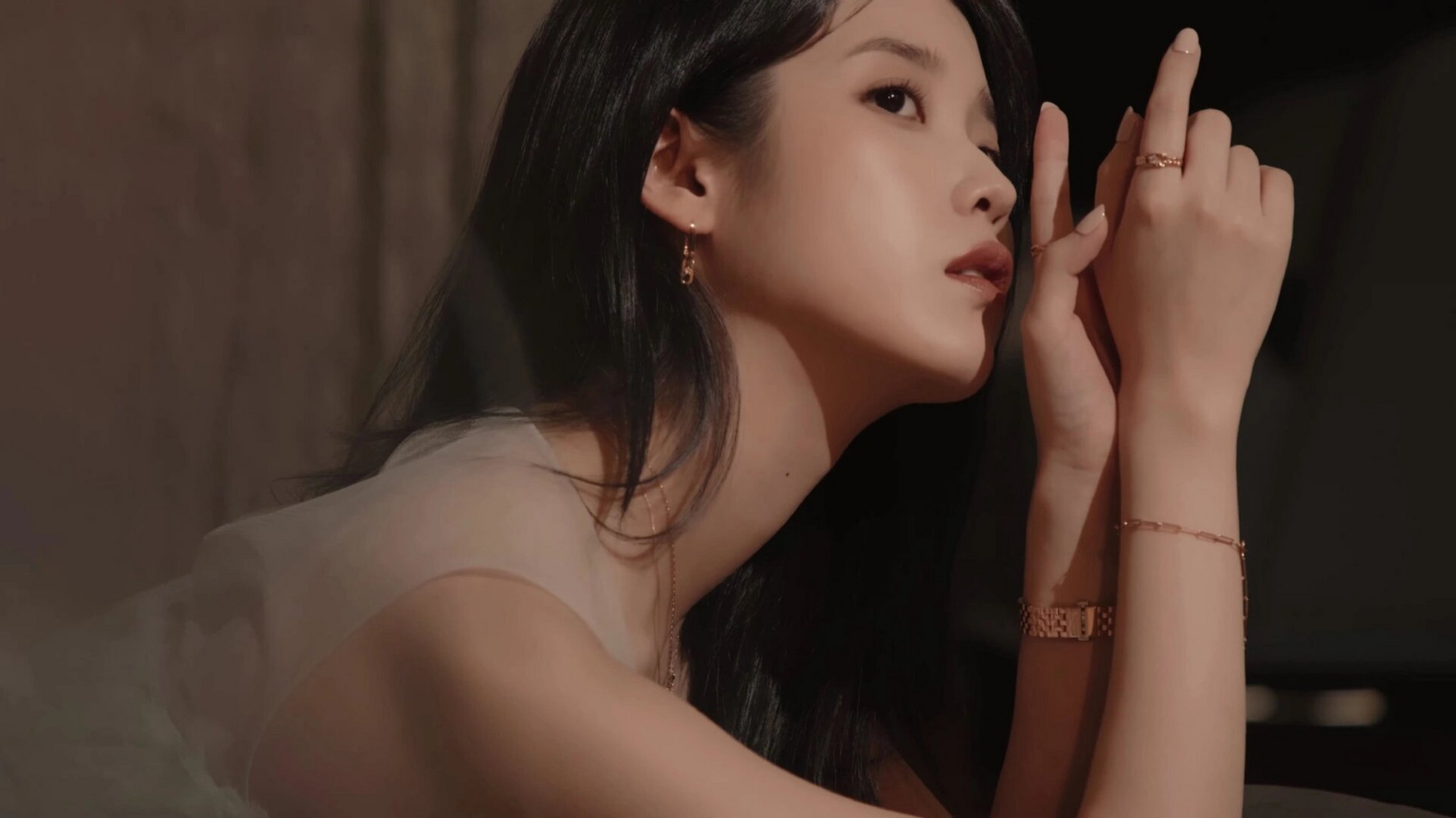 李知恩iu绝美壁纸 玫瑰留在了盛夏,谷底也会开花.