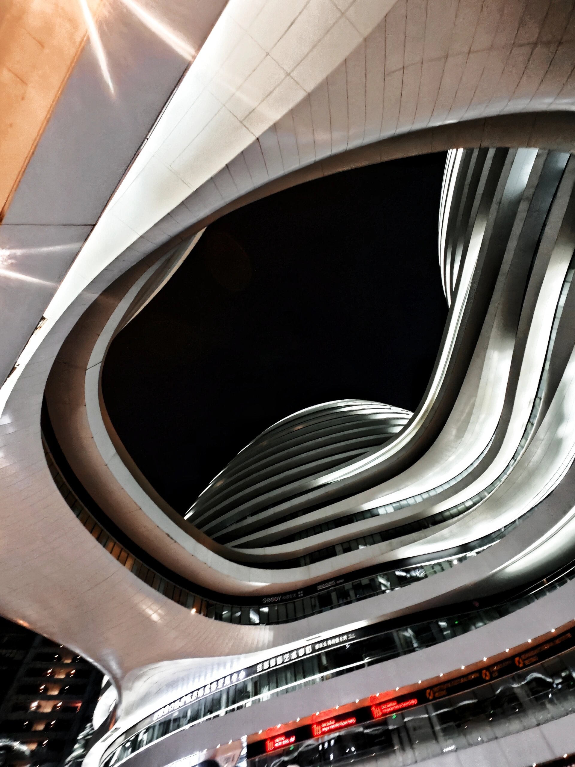 北京采风81|银河soho 位于朝阳门地铁站的炫酷银河soho,在旁边的胡同