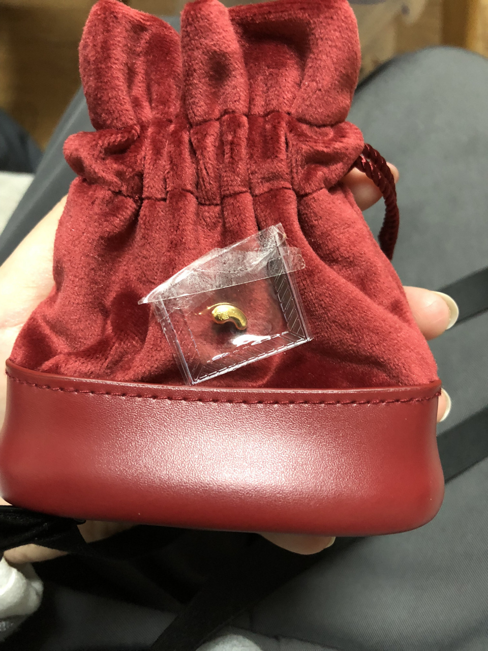 问了上的姐妹,最后选择入手1g周大福小金豆,实价475一克,没有手工