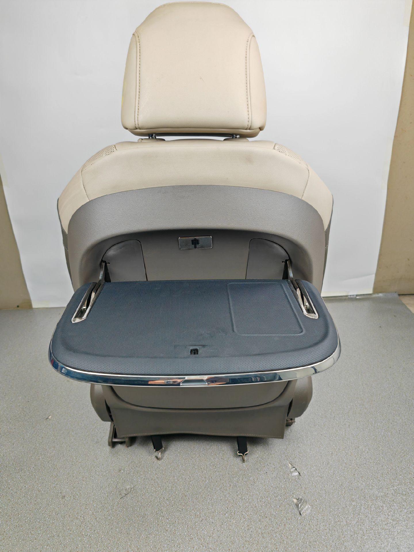 起亚新嘉华原车座椅弧度开模小桌板,一分钟替换原车座椅背板,无损快速