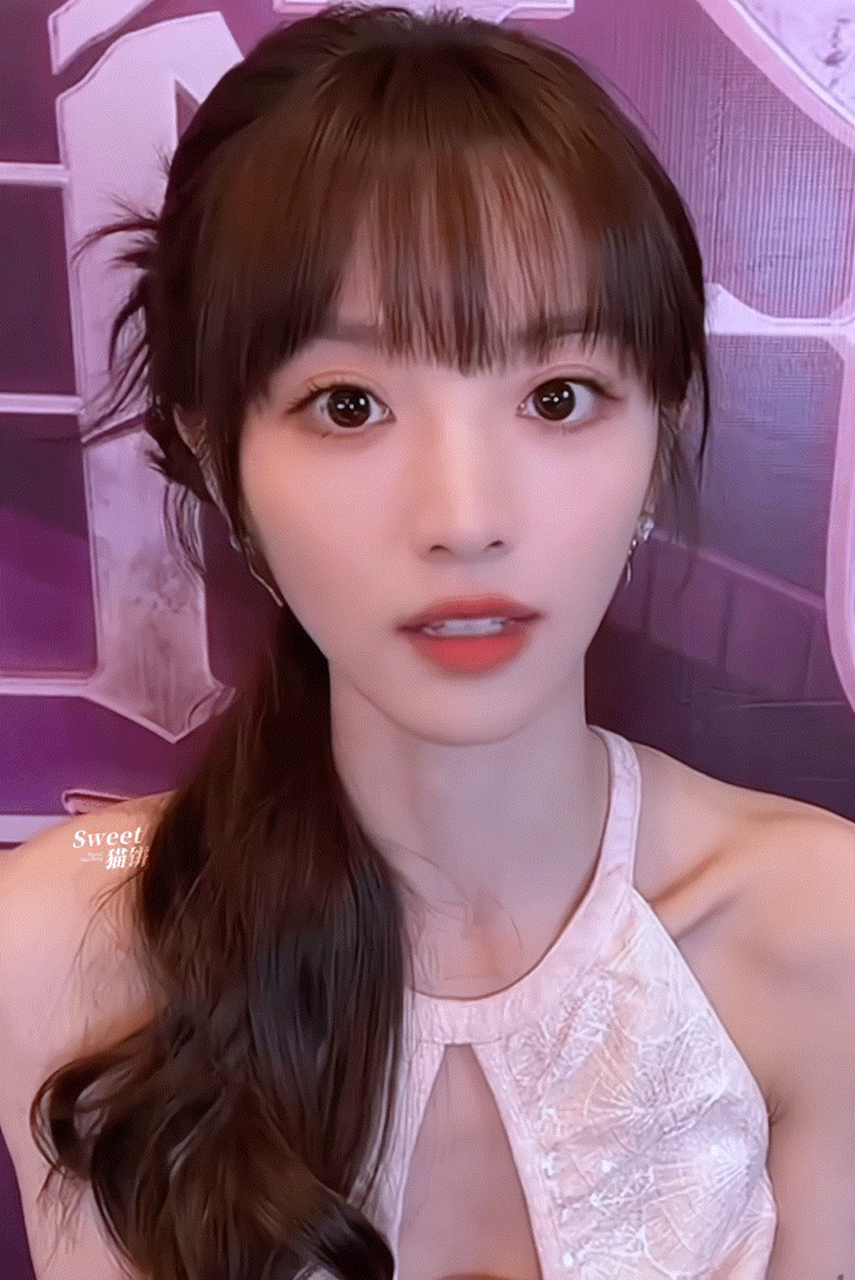 田曦薇和唐嫣的同款齐刘海,你觉得相似度高不?