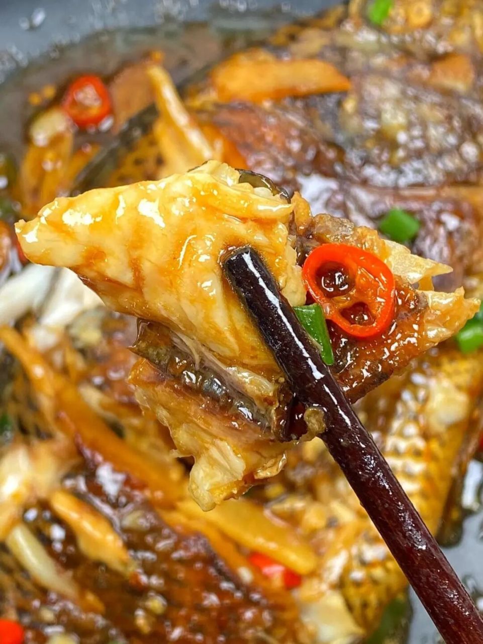 今天给大家分享这道"香煎罗非鱼"泰泰泰下饭了!