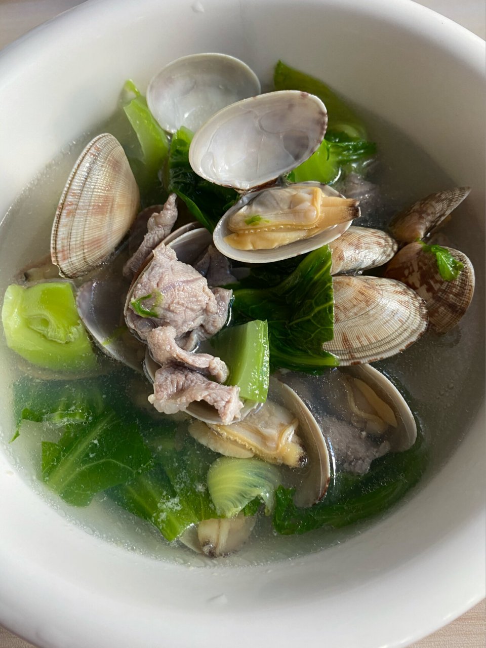 芥菜瘦肉车螺汤 配料:生姜,料酒 瘦肉切片,放少量的盐腌十分钟左右 1