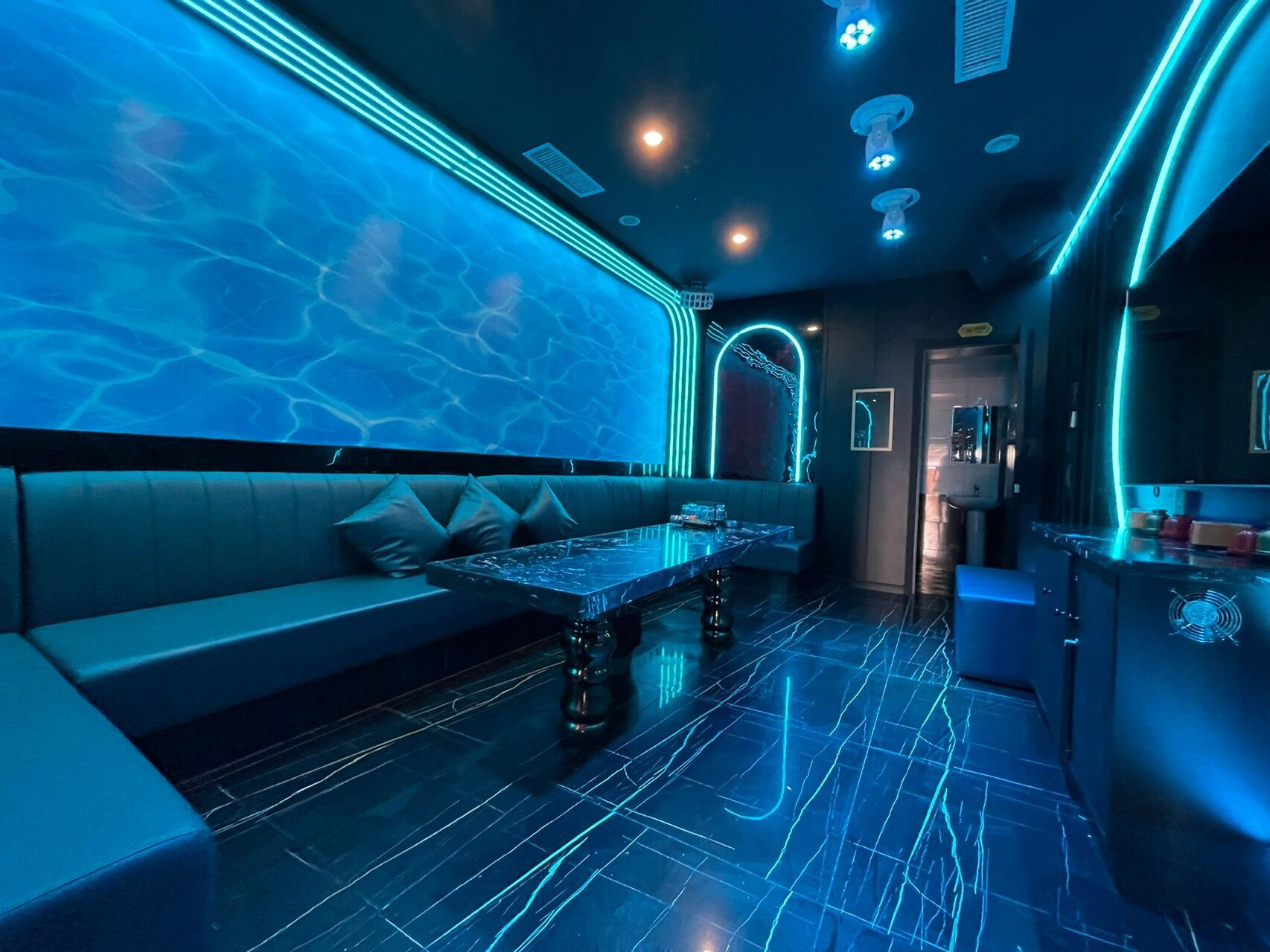 今年刚刚装修,前几天我去探了探店,环境真的可以说是葫芦岛ktv中的no.