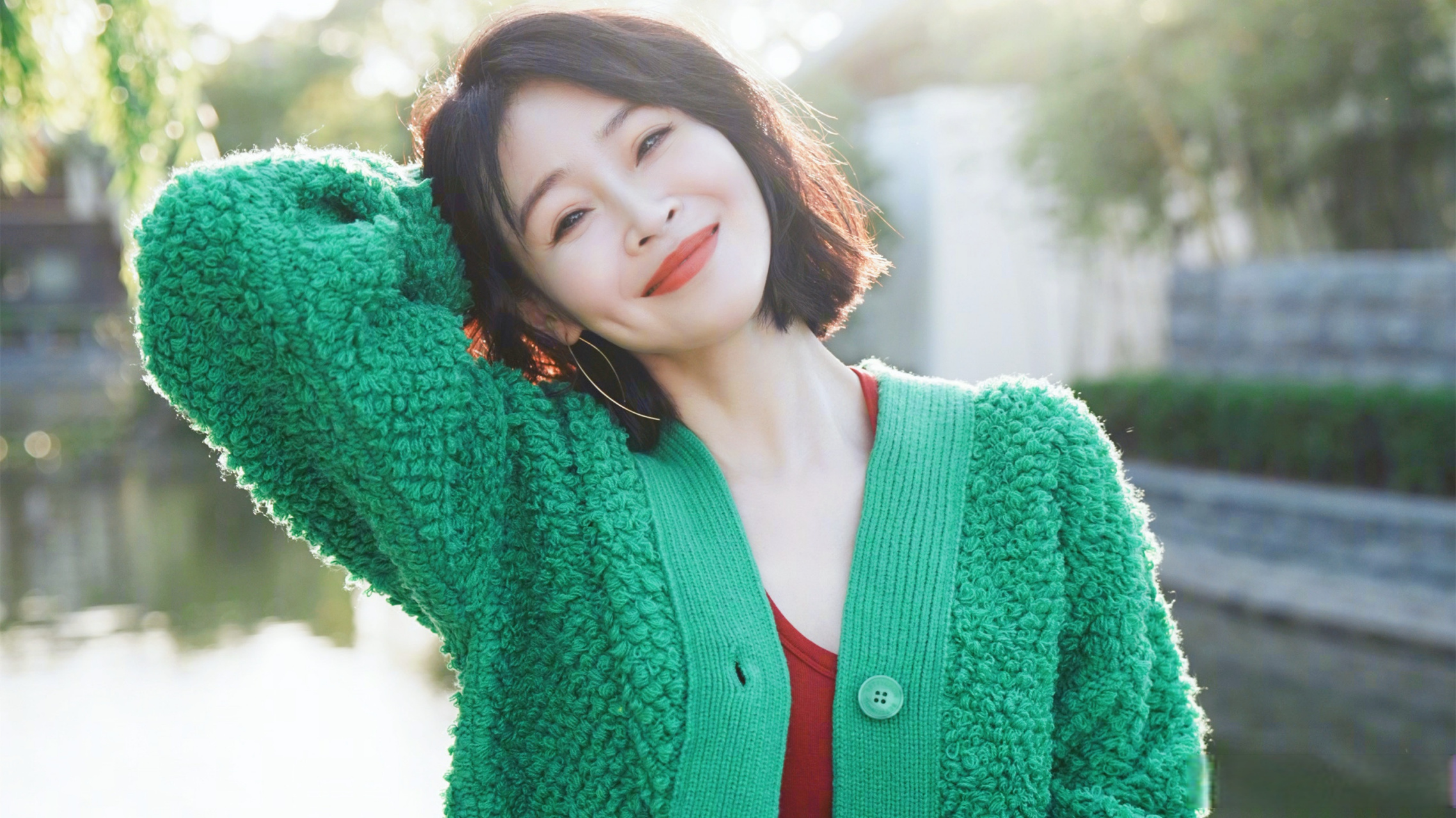 于明加壁纸写真,短发红裙,明媚优雅