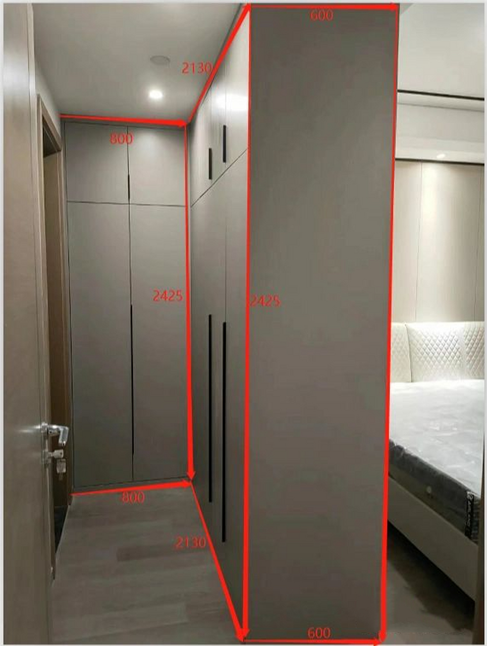 主卧l型衣柜及床头柜衣柜一体尺寸图来了～ 由于不想厕所门对着床