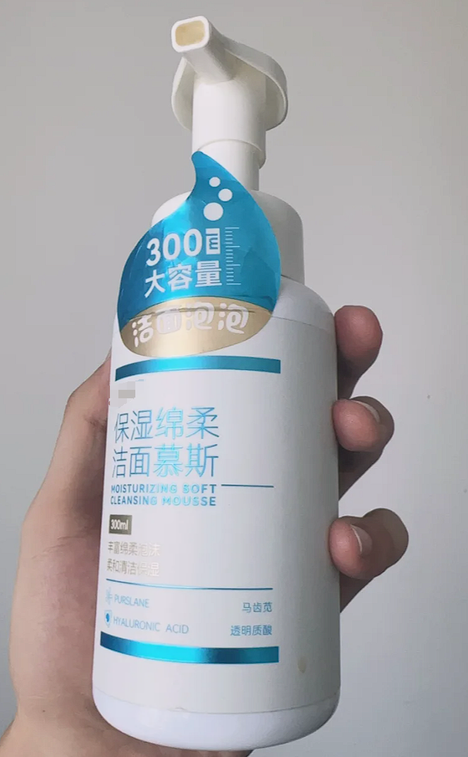 脸上搓出泥最常见的原因有三个:环境脏,护肤品太油或者皮肤出油多