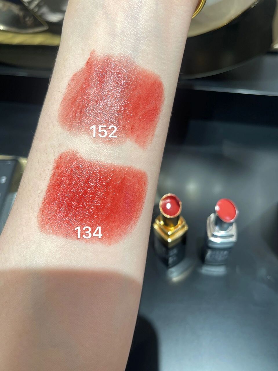 香奈儿152和134对比~显白的一颗大柿子 152更清透,柿子红 134颜色更