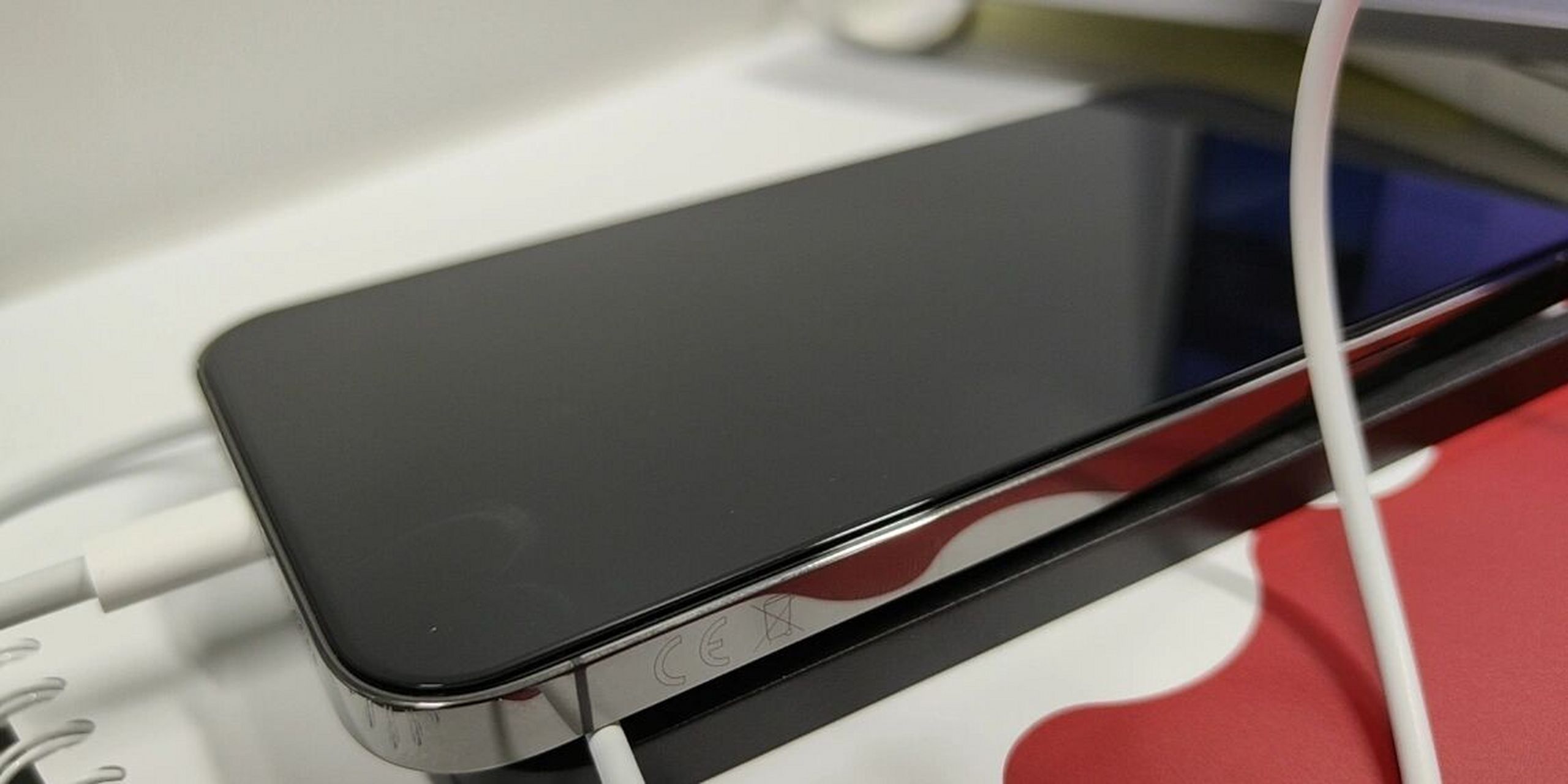 本人是欧版,想问问大家手机侧面都有字吗? iphone13