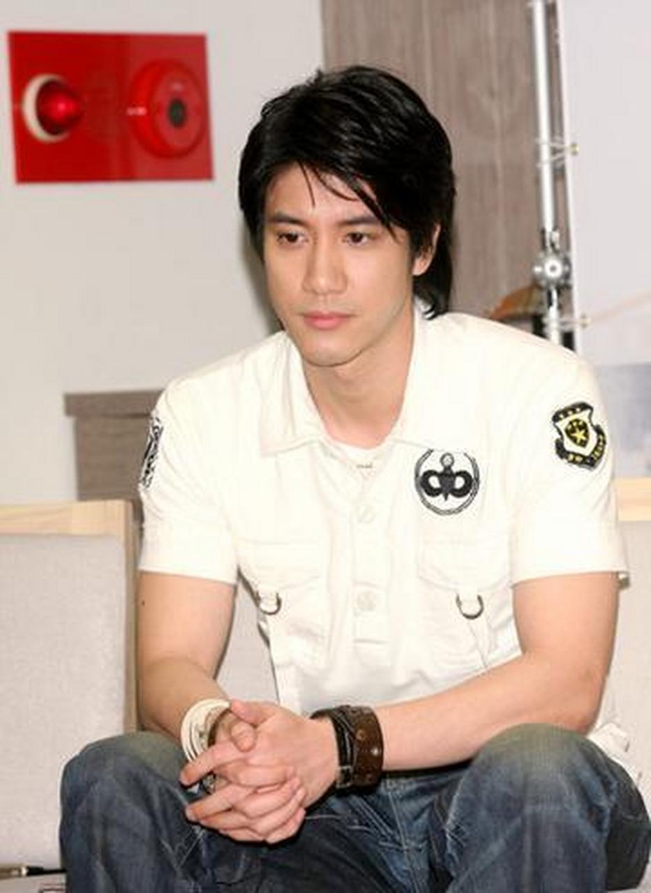 成龙,陶喆都曾公开吐槽:"王力宏的家几乎家徒四壁""他家破袜子很多,说