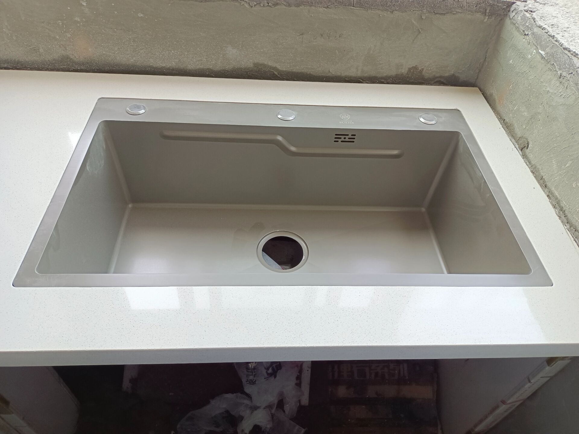 灶台石和窗台石安全下车 灶台石:240元/米的单色石英石,浩美1080 窗台