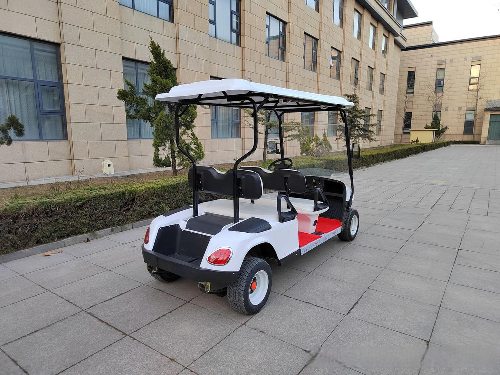 4座电动高尔夫球车