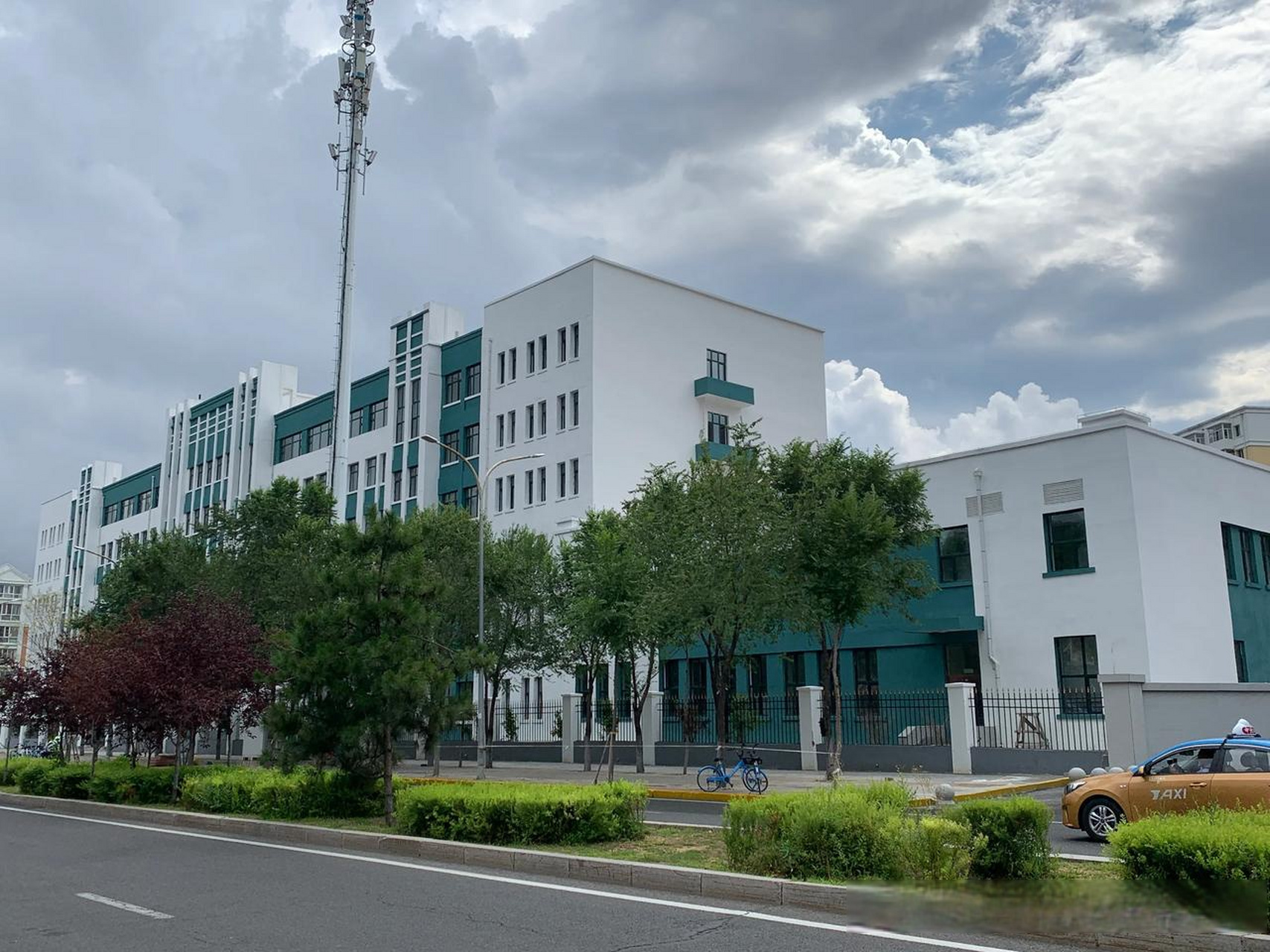 哈尔滨头条 群力第七大道这边有个哈尔滨市博雅中学校,就在群力医大
