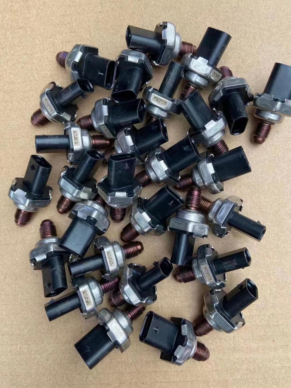 (汽车配件-轨压传感器)各种车型油轨压力传感器.