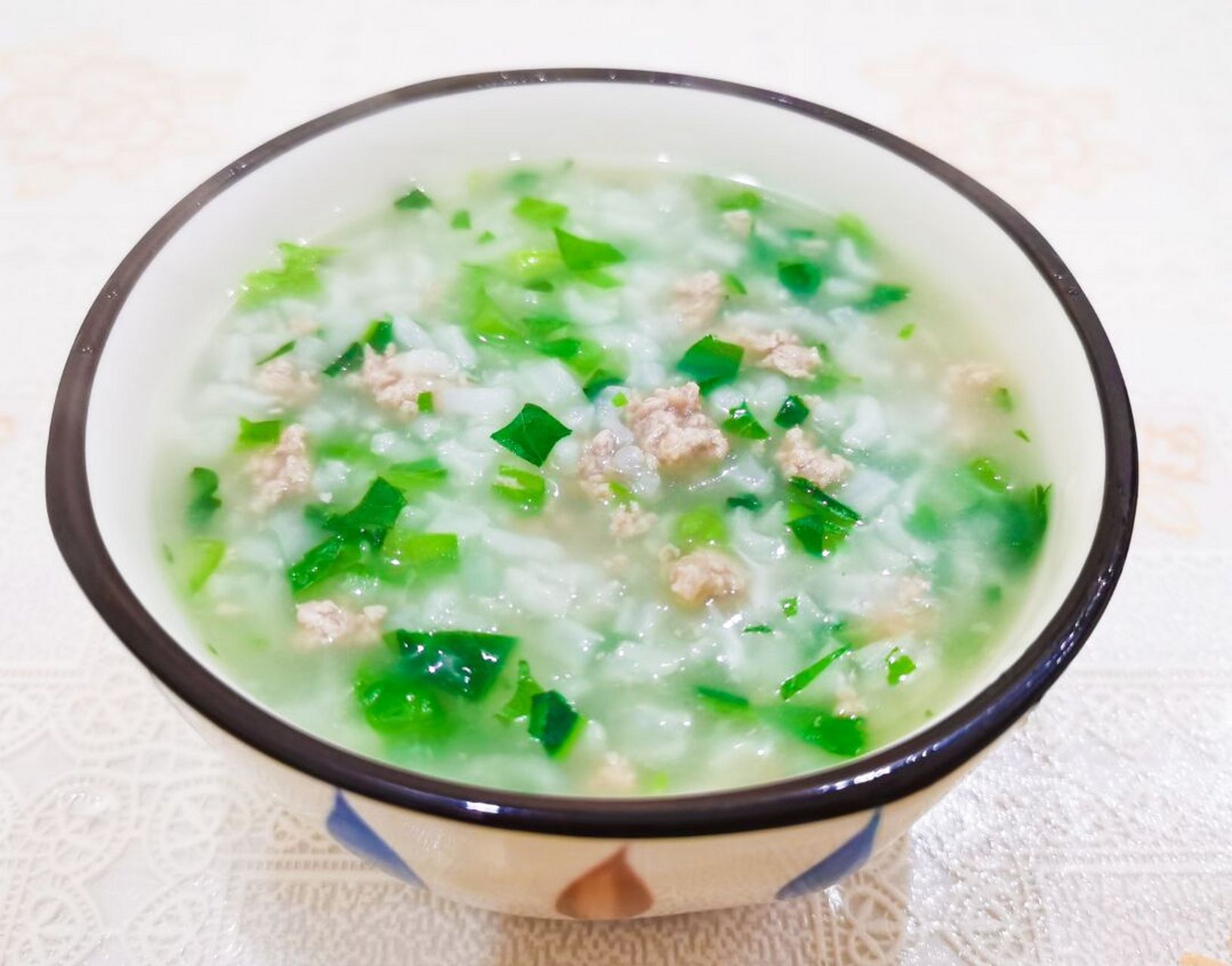 青菜瘦肉粥 很多人跟我一样,早晨起来时总觉得没胃口,想吃点味重的