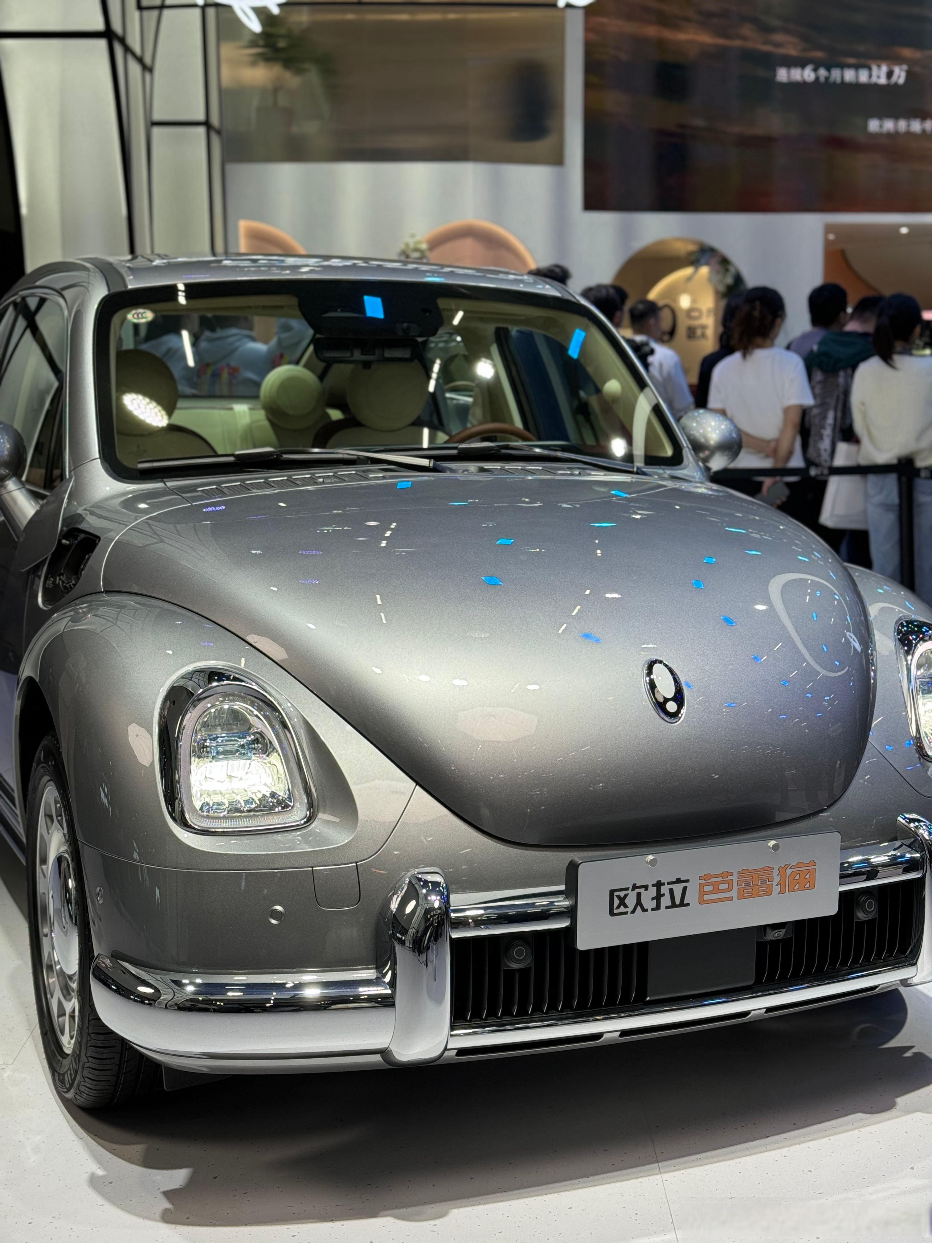 打卡广州车展的长城欧拉展台,有一说一这个芭蕾猫的类甲壳虫设计,以及