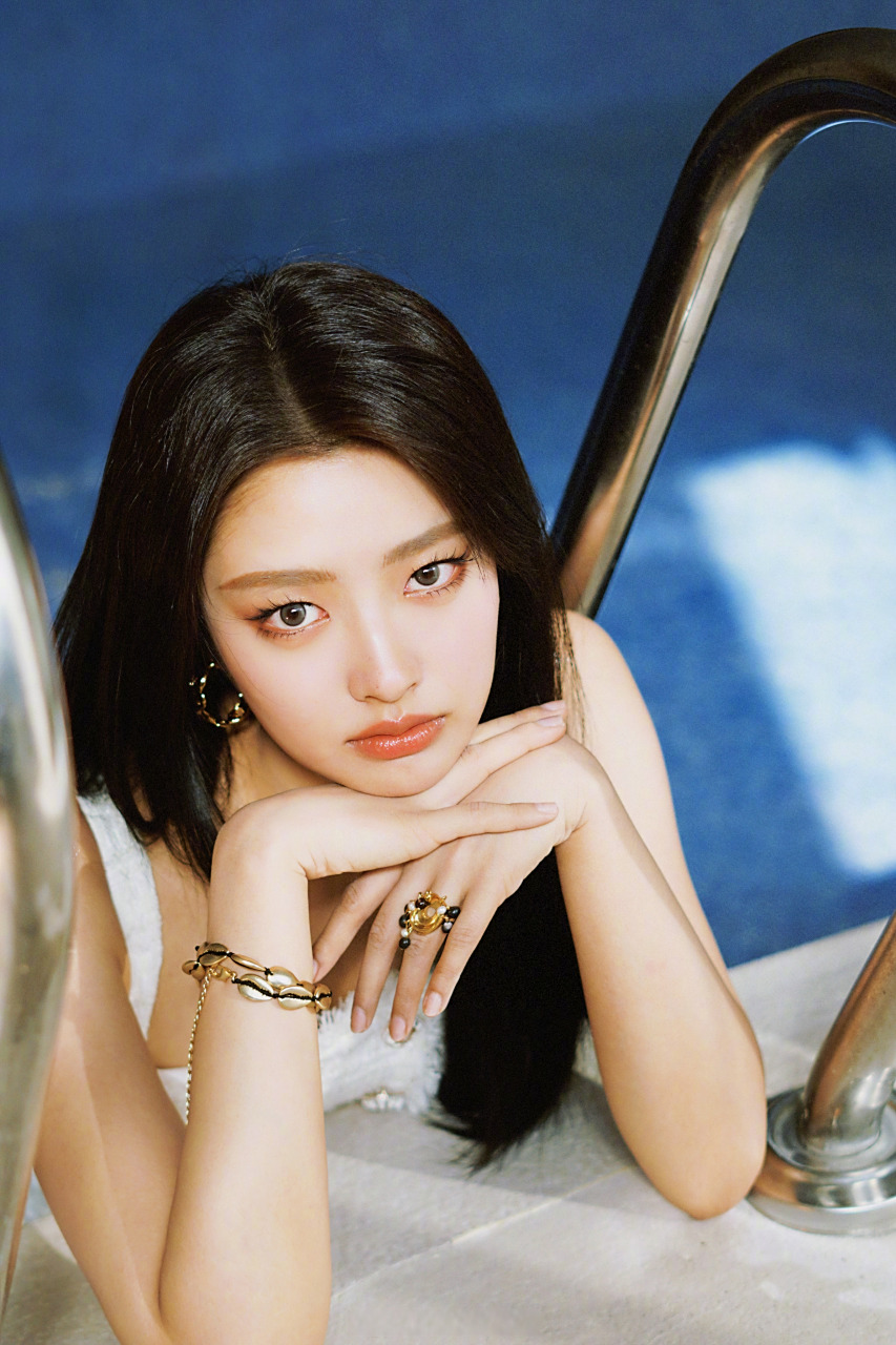 徐若晗蜜桃妆# @徐若晗cici 蜜桃清透妆容感,眼神中满满故事感,时尚