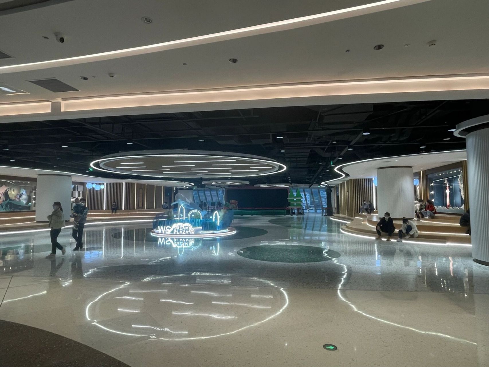 城市热点_武商梦时代广场 这是一座开业被孩子上网课家长联名举报的