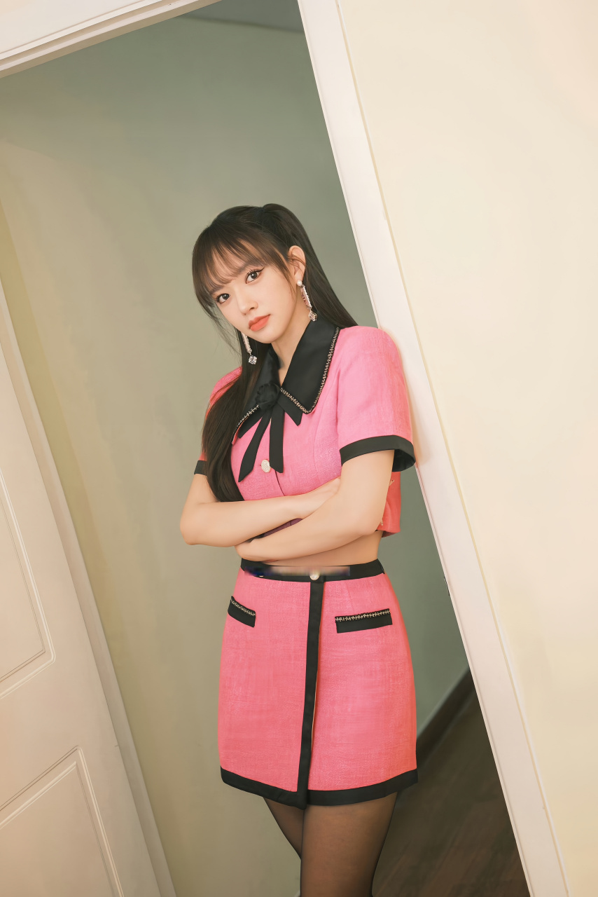 程潇难得一见的黑丝,只能说太哇塞了 粉色短裙搭配黑丝,又纯又欲,谁看