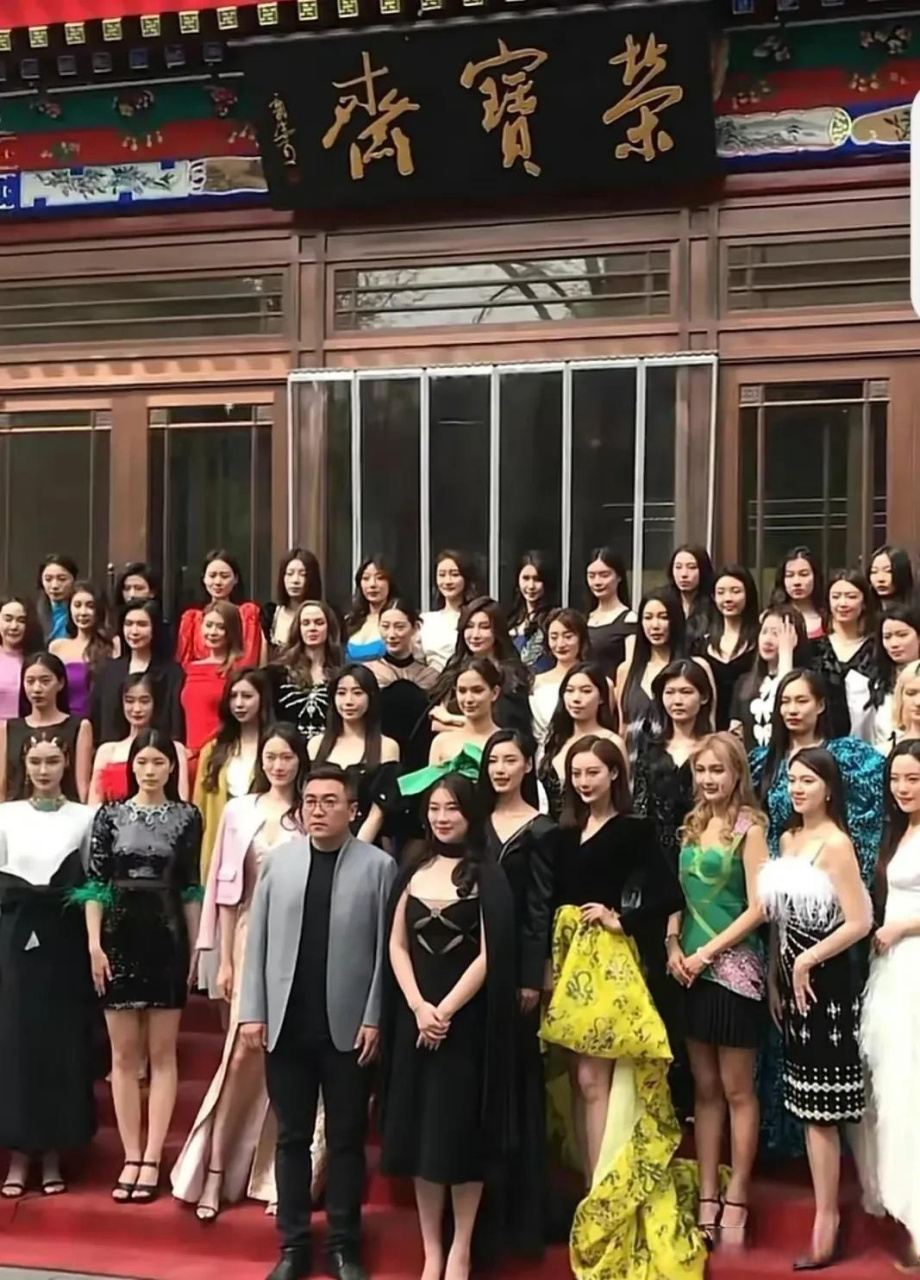 百年荣宝斋办了个崔景哲画展,画没出名,现场的三千佳丽却引发网上舆论
