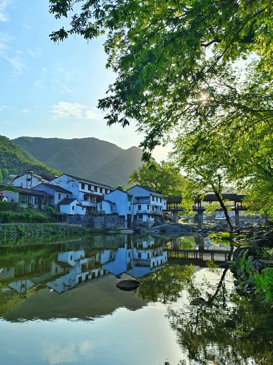 余姚鹿亭中村    余姚中村位于四明山深处鹿亭镇,村中有座白云桥,白云