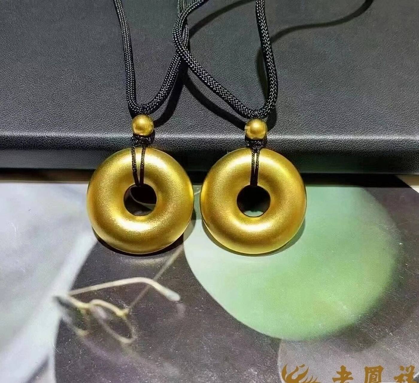 老凤祥古法平安扣吊坠 老凤祥古法平安扣吊坠 天圆地方,平安扣通体