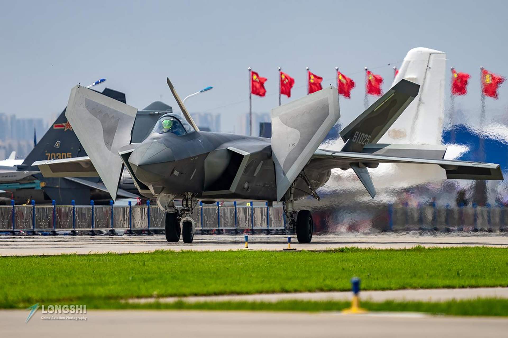 歼-20战斗机的鸭翼可以作为滑行的减速板使用,从歼-20的动作来看,气动