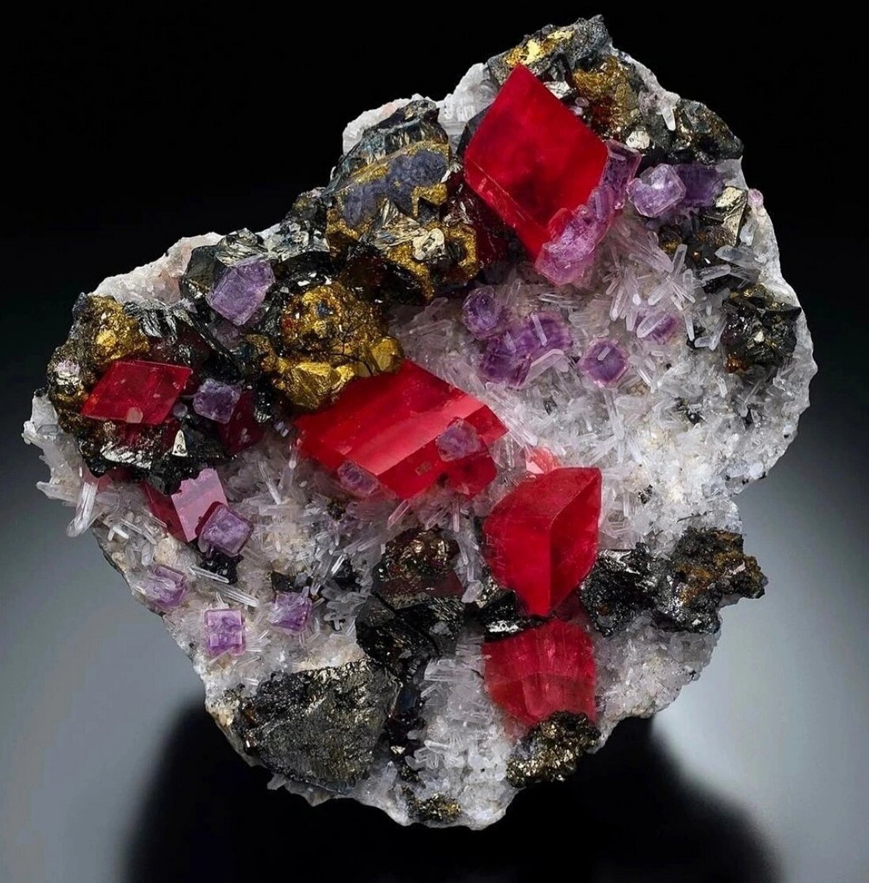 甜蜜之家菱锰矿 对于菱锰矿(国内称红纹石),美国甜蜜之家的矿标