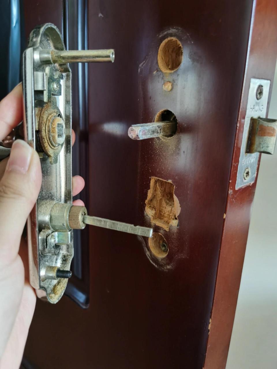 自己动手拆门锁 成功了一半 1.从门内侧把上下两个螺丝拧下来 2.