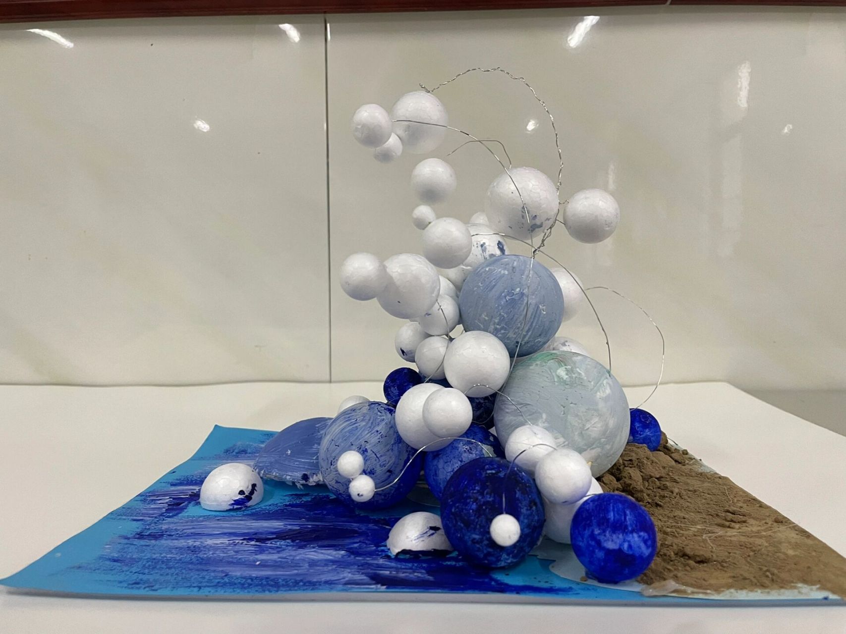 分享点的立体构成作业 泡沫球抽象浪花,做的略粗糙 发现泡沫球用水粉